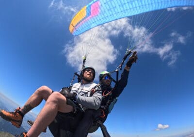 Pilote et passager sous parapente tandem