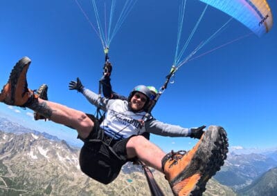 Parapente en altitude avec passager et pilote souriants