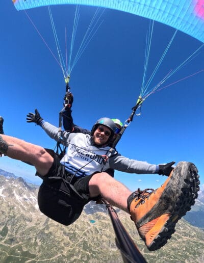 Parapente en altitude avec passager et pilote souriants