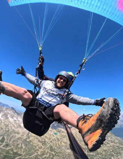 Parapente en altitude avec passager et pilote souriants
