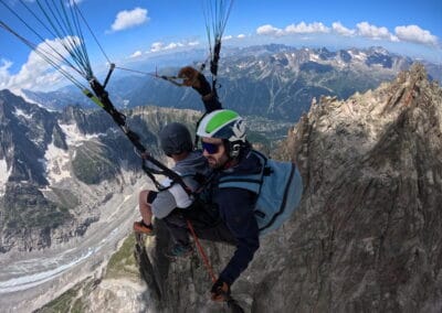 Parapente au pied des Drus, sous l'Aiguille Verte