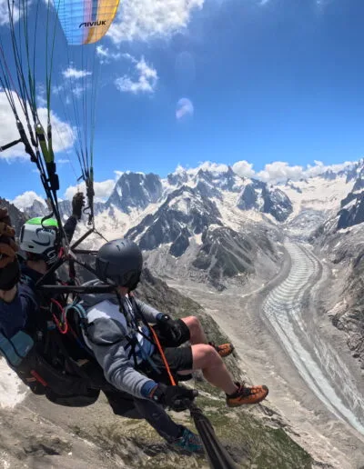 Parapente biplace survolant la mer de glace